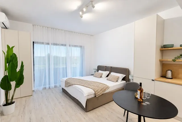 Bright studio with a double bed, a round table and floor-to-ceiling windows, at Casa del Mar, Mamaia Nord