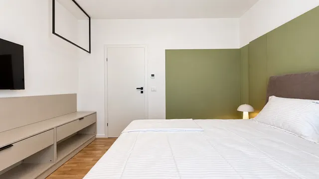 Double bed with white linen and mushroom bedside lamps, at Torontal, Timișoara