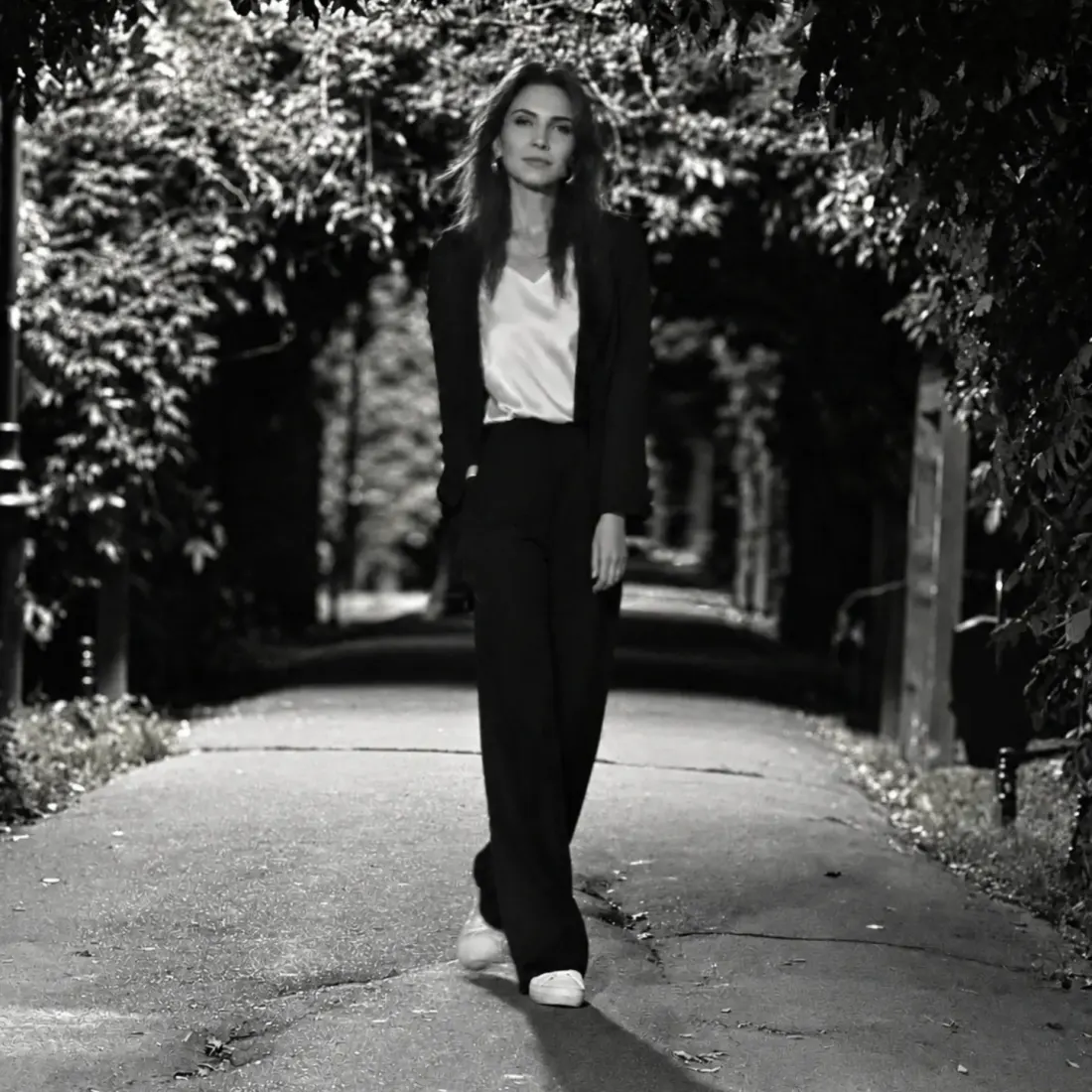 Alina Tomșa, black and white photo on a park alley