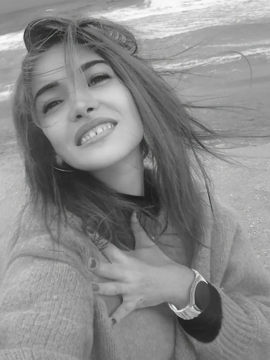 Alina Tomșa on the beach, black and white photo